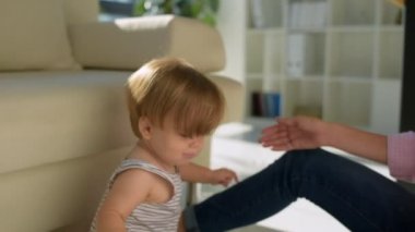 Şirin çocuk yerde oyuncakla oynamak