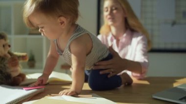 Masada oturan sevimli küçük kız, yakın çekim