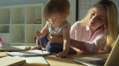 Masada oturan şirin bebek