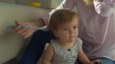 Küçük harika kız alarak yemek