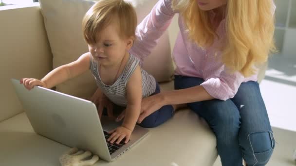 Mãe positiva com a criança no computador portátil — Vídeo de Stock