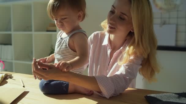 Крупним планом неслухняна дитина на столі — стокове відео
