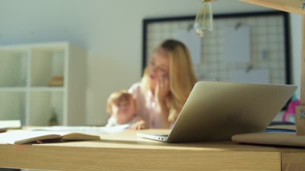 Närbild på en laptop med familjen i bakgrunden — Stockvideo