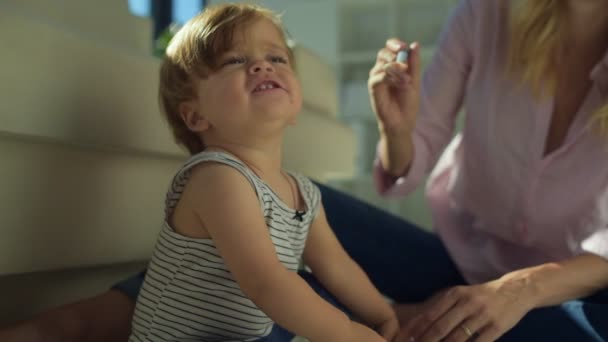 Nahaufnahme eines entzückenden Kindes, das sich weigert, Haferbrei zu essen — Stockvideo