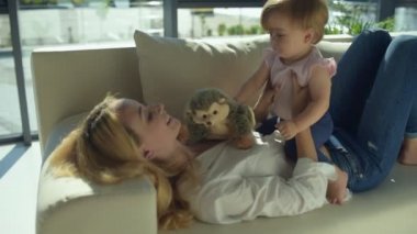 Mutlu aile birlikte vakit geçiriyor.