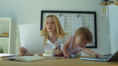 Meşgul kadın evde belgeleriyle çalışma