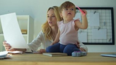 Özenli kadın odada bir makale okuma