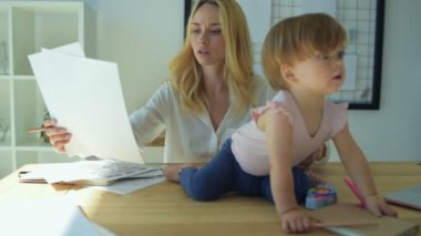 Evde çalışan meşgul konsantre anne