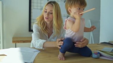 Gazetelere masada çalışma meşgul anne