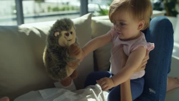 Sorrindo criança gostando de brincar com o brinquedo fofo — Vídeo de Stock