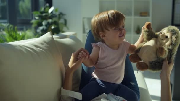 Оптимістична маленька дівчинка плескає руками — стокове відео