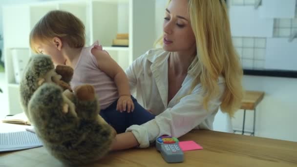 Güzel kadın çocuğa çeşitli oyuncaklar gösterilen — Stok video