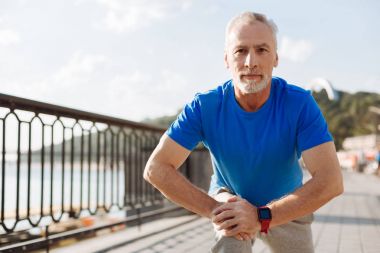 Lunges köprüde yapan yakışıklı kıdemli erkek