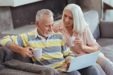 Güzel çay yudumlarken evde istirahat kaç yaşında