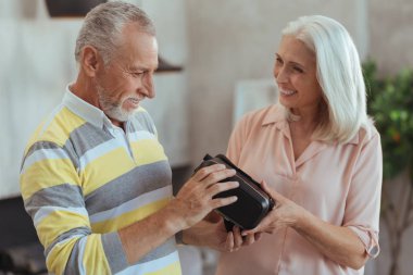 Pozitif emekli çift holdign sanal gerçeklik gözlük kadar bel