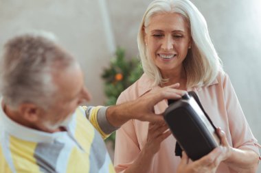 Neşeli pozitif çift Vr gözlük çalışacak yaşlı