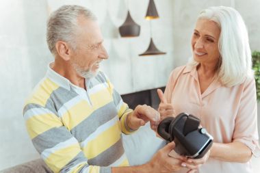 VR gözlük tutan olumlu emekli Çift