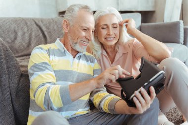 Sanal gerçeklik aygıtı çalışırken olumlu yaşlı çift