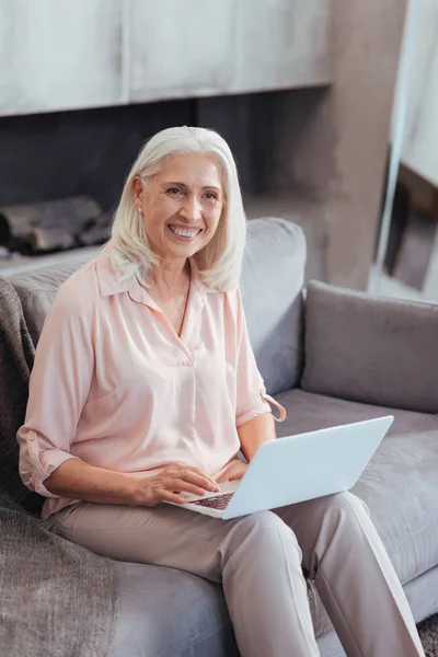 Fröhliche alte Frau mit ihrem Laptop — Stockfoto
