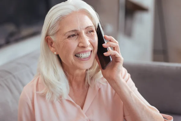 Joyful mulher idosa falando no telefone inteligente — Fotografia de Stock