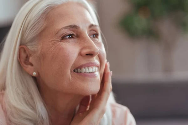 Nahaufnahme einer schönen alten Frau, die lächelt — Stockfoto