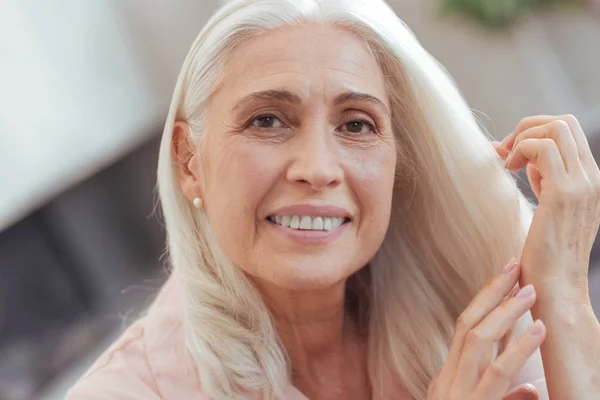 Retrato de una linda anciana mirándote — Foto de Stock