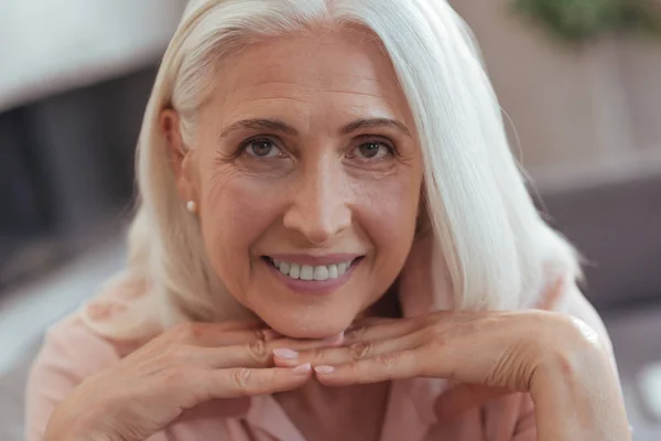 Porträtt av en glad vacker äldre kvinna — Stockfoto