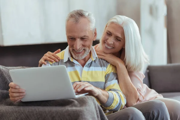 Piacevole invecchiato coppia amorevole riposo a casa — Foto Stock