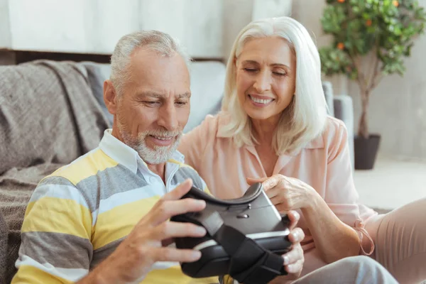 Alegre pareja de edad probando dispositivo VR — Foto de Stock