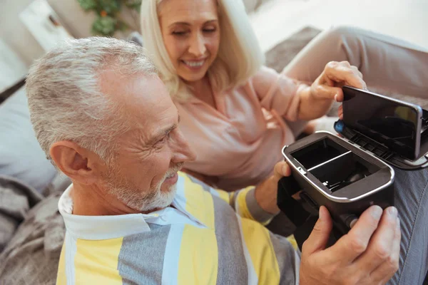 Alegre pareja de edad utilizando el dispositivo VR —  Fotos de Stock