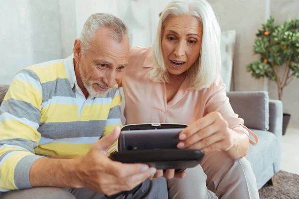 Akıllı telefonlarını vr cihazın içine koyarak sürpriz yaşlı çift