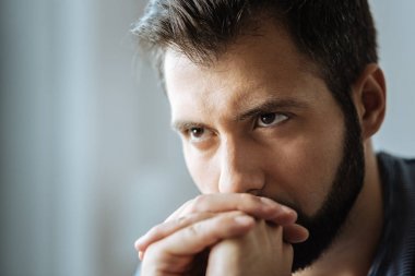 Mutsuz bir düşünceli adam portresi