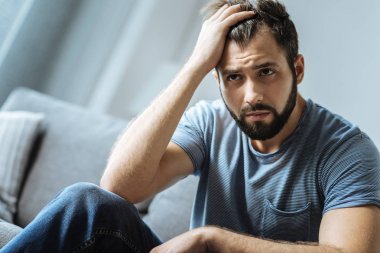 Zor zamanlarda sahip mutsuz sakallı adam