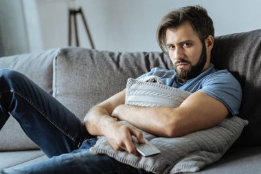 Depresif huysuz adam kanepede oturan