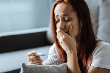 Vücut ısısı sahip hasta kadın