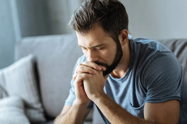 Ongelukkige jonge man houden zijn kin — Stockfoto