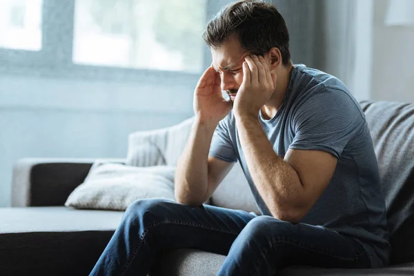 Triste bonito homem com uma dor de cabeça — Fotografia de Stock