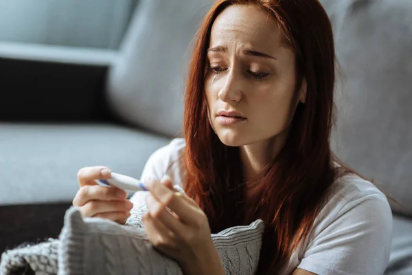 Mujer atractiva sin porristas comprobando su temperatura corporal —  Fotos de Stock