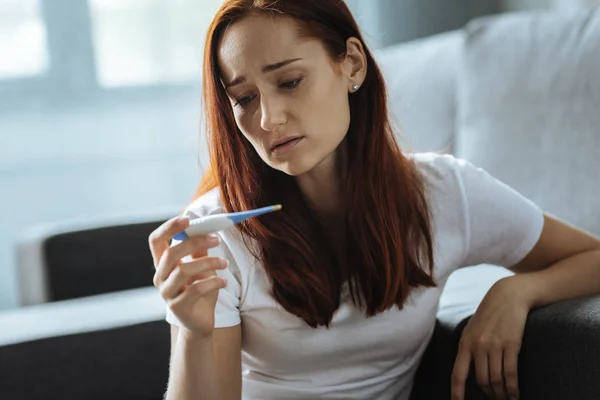 Triste mujer deprimida estando enferma —  Fotos de Stock