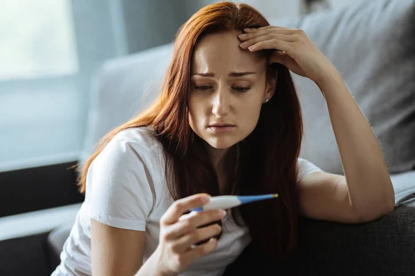 Triste donna lunatica che si tiene la fronte — Foto Stock