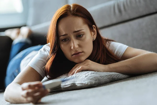 Triste donna malata che controlla la temperatura corporea — Foto Stock