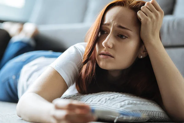 Ongezellig ongelukkige vrouw ziek — Stockfoto