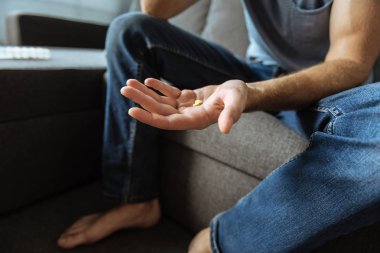 Seçici odak hapları avuç içinde yalan