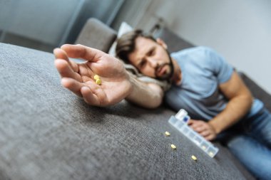 Bir erkek elinde olmak güçlü ağrı kesiciler