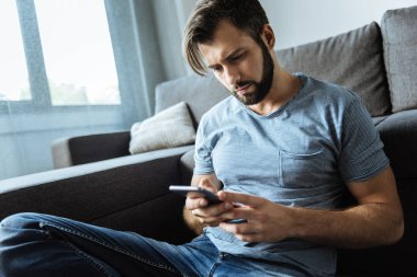 Mutsuz üzgün adam onun smartphone kullanarak