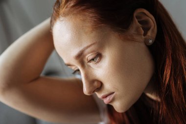 güzel, hüzünlü bir kadın portresi