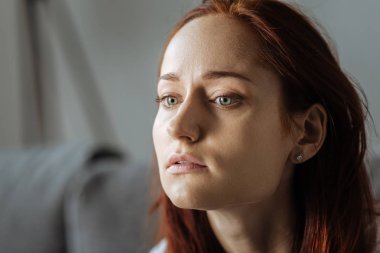 Depresyon üzgün huysuz kadın