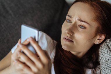 Moody depresif kadın sosyal ağları kullanarak