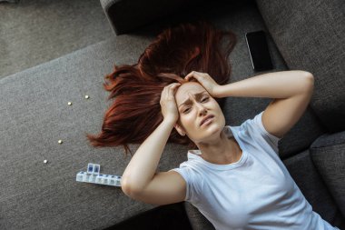 Migren muzdarip hüzünlü güzel kadın