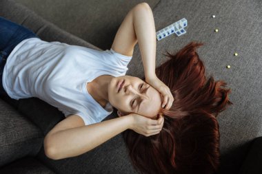 Güzel, güzel bir kadının migren sahip Üstten Görünüm